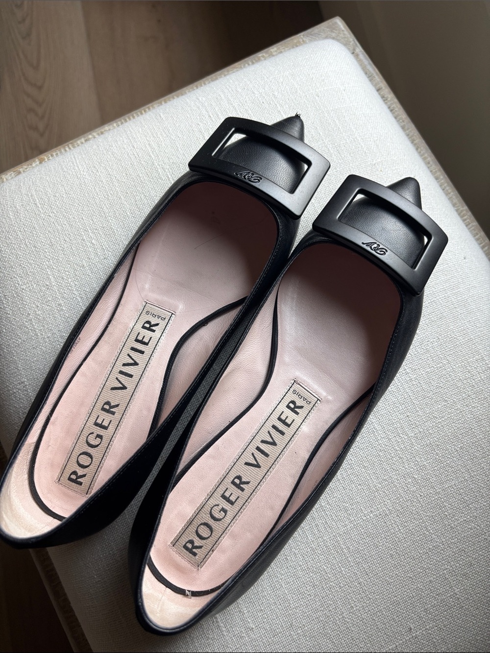 Roger Vivier Black Leather Pointed Ballet Flats with Buckle